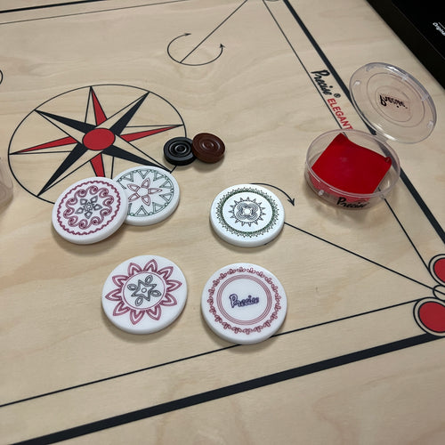 Precise Prof Carrom - AMA-One 8 mm - 12 kg Toernooi Board - Handgemaakt in India - Toernooi Competitie - Compleet met stenen, Strikers en Poeder in Tas - Premium Kwaliteit Precise Prof Carrom - AMA-One 8 mm - 12 kg Toernooi Board - Handgemaakt in India - Toernooi Competitie - Compleet met stenen, Strikers en Poeder in Tas - Premium Kwaliteit